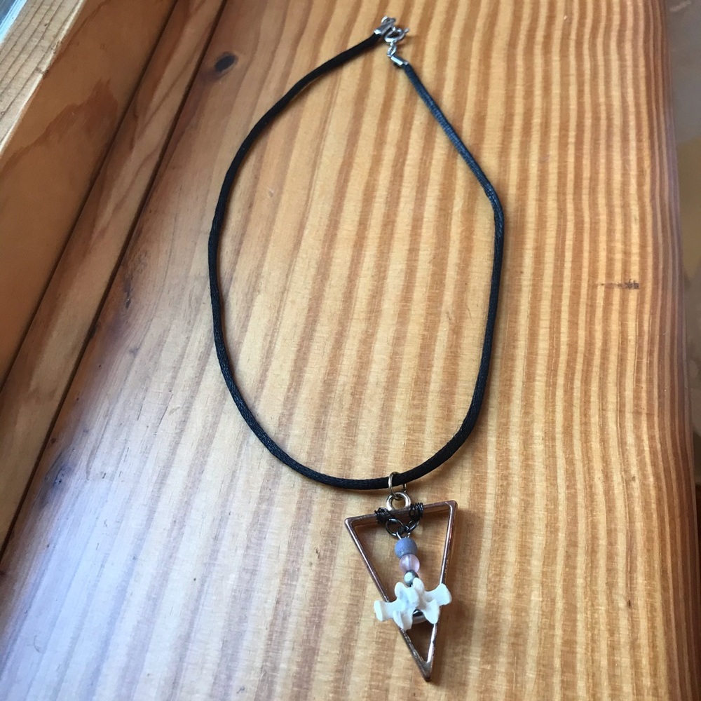 Triangle geometric bone necklace - Picture 3 of 5